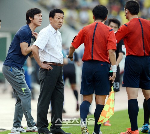 Tân huấn luyện viên đội Hà Nội (áo xanh) có cùng họ với ông Park Hang-seo, từng làm trợ lý cho ông Choi Kang-hee trong 5 năm ở đội Jeonbuk. Ảnh: Sport Soeul.