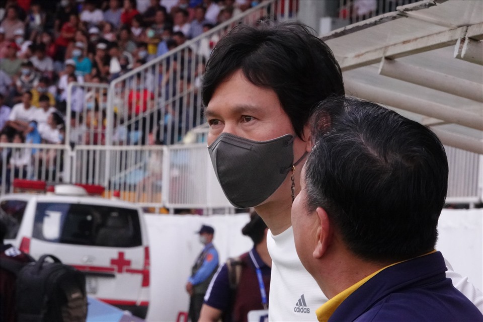 Ông Park Choong-kyun nói chuyện với ông Hoàng Văn Phúc - huấn luyện viên tạm quyền trước đó của đội Hà Nội ở trận gặp Hoàng Anh Gia Lai. Ảnh: Nguyễn Đăng.