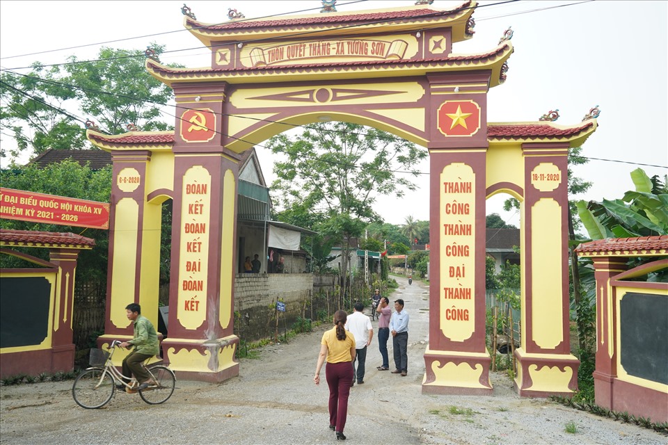 Cổng làng thôn Quyết Thắng-xã Tường Sơn (Anh Sơn-Nghệ An) được xây dựng từ nguồn xã hội hóa. Ảnh: Quang Đại