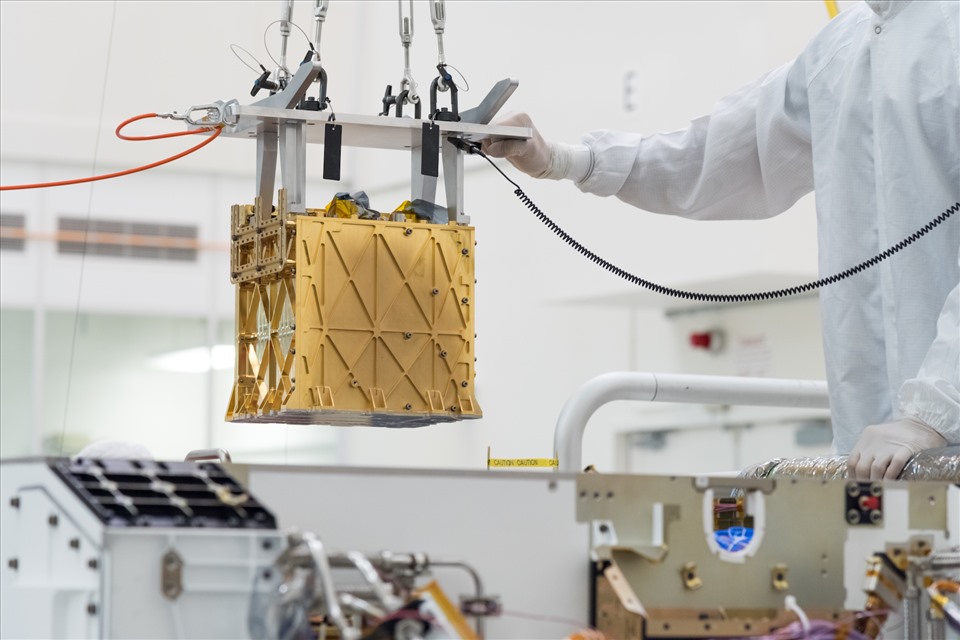 Các kỹ sư đưa hạ thiết bị MOXIE vào tàu thăm dò sao Hỏa, tháng 3.2019. Ảnh: NASA