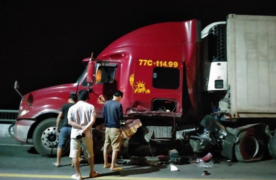 Tai nạn liên hoàn khiến xe Container cũng bị hư hỏng nặng. Ảnh: LPL