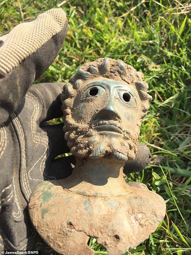 Tượng bán thân hoàng đế La Mã Marcus Aurelius được phát hiện ở Anh. Ảnh: detectorists James Spark