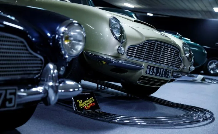 Aston Martin là những chiếc xe mang tính biểu tượng trong loạt phim về James Bond. Ảnh: AFP.