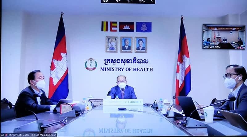 Ngài Bộ trưởng Bộ Y tế Campuchia trao đổi về công tác phòng chống dịch COVID-19 tại điểm cầu Bộ Y tế Campuchia. Ảnh: Bộ Y tế cung cấp