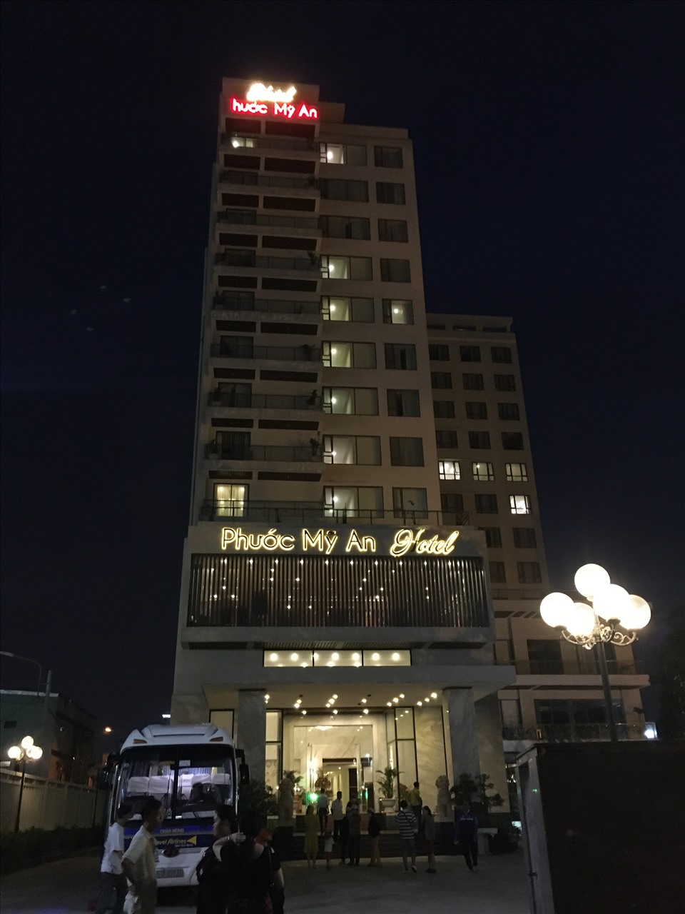 Khách sạn ven biển Đà Nẵng đã sáng đèn và bắt đầu đón khách nhộn nhịp (ảnh T.H)