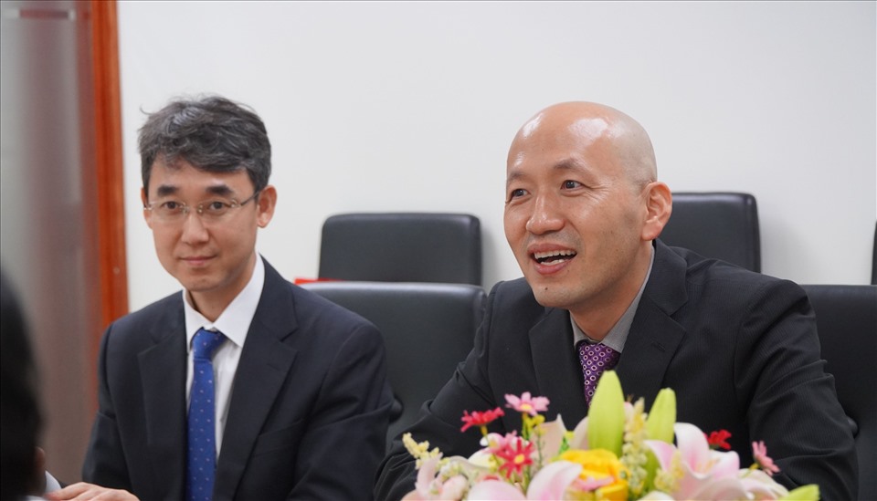 Ngài Kang Myongil, Tổng lãnh sự Hàn Quốc tại TPHCM (bìa phải) và ngài Kim Wontae, Tham tán phụ trách báo chí của Tổng lãnh sự Hàn Quốc tại TPHCM, tại buổi thăm Báo Lao Động tại TPHCM. Ảnh Chân Phúc