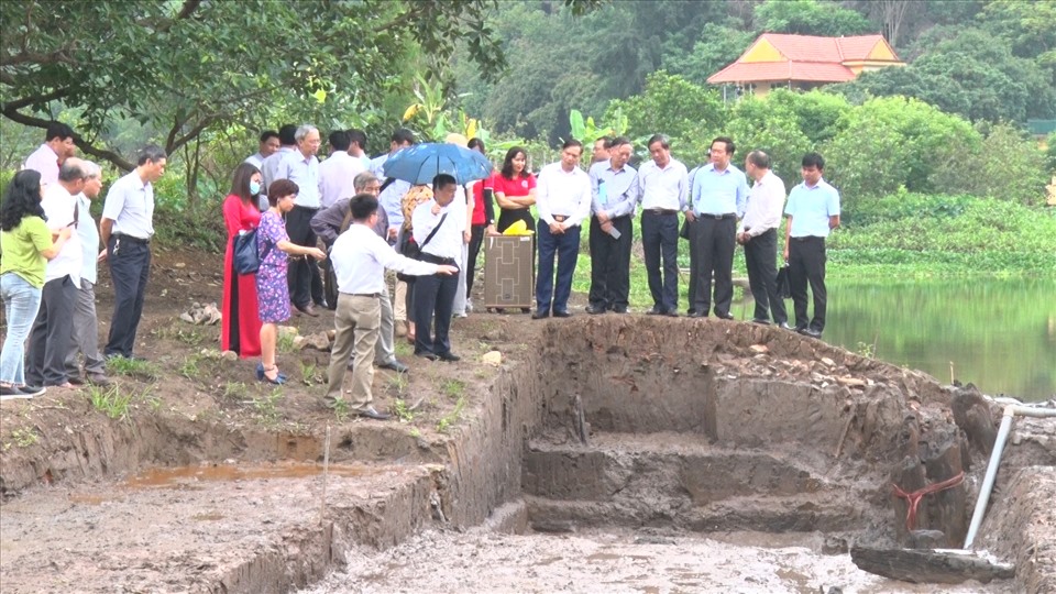 Tại Khu Di tích quốc gia đặc biệt Cố đô Hoa Lư, đoàn khai quật đã mở 5 hố khai quật và 3 hố thăm dò, tổng diện tích 300 m2. Ảnh: NT