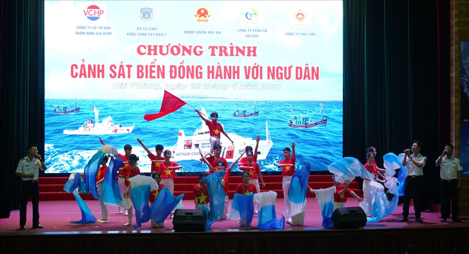 Chương trình “Cảnh sát biển với ngư dân” do Bộ Tư lệnh Vùng cảnh sát biển 1 tổ chức. Ảnh Mai Dung