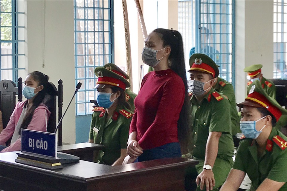 Bị cáo Lê Thị Bình (áo đỏ) tại phiên tòa sơ thẩm. Ảnh: BT
