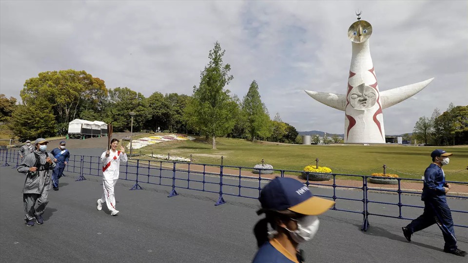 Ở Osaka, vận động viên rước đuốc Olympic Tokyo đã chạy trong công viên thành phố thay vì ngoài đường. Ảnh: AFP