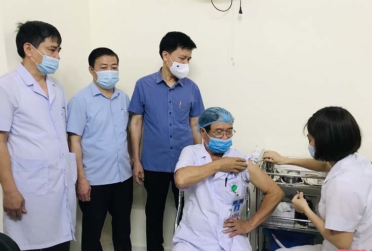 Lãnh đạo Sở Y tế kiểm tra tiêm vaccine COVID-19 tại Bệnh viện Phổi Thanh Hoá. Ảnh: Tô Hà