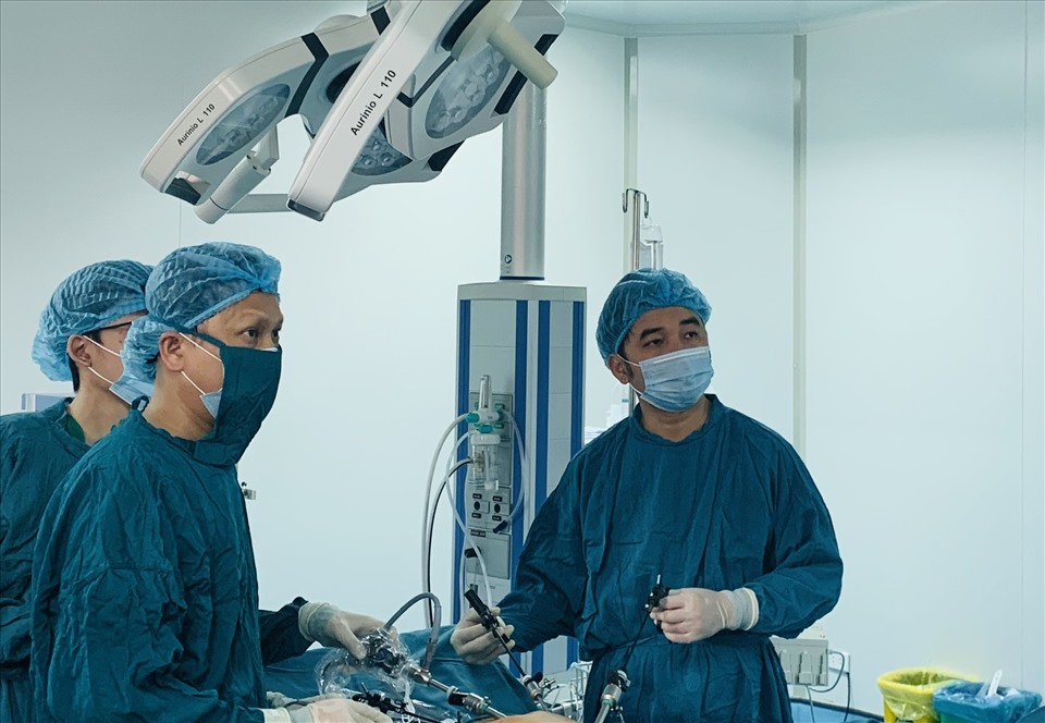 Các bác sĩ Khoa Ung bướu phẫu thuật nội soi cắt toàn bộ bàng quang của bệnh nhân bị ung thư bàng quang giai đoạn 2. Ảnh: Hưng Thơ.