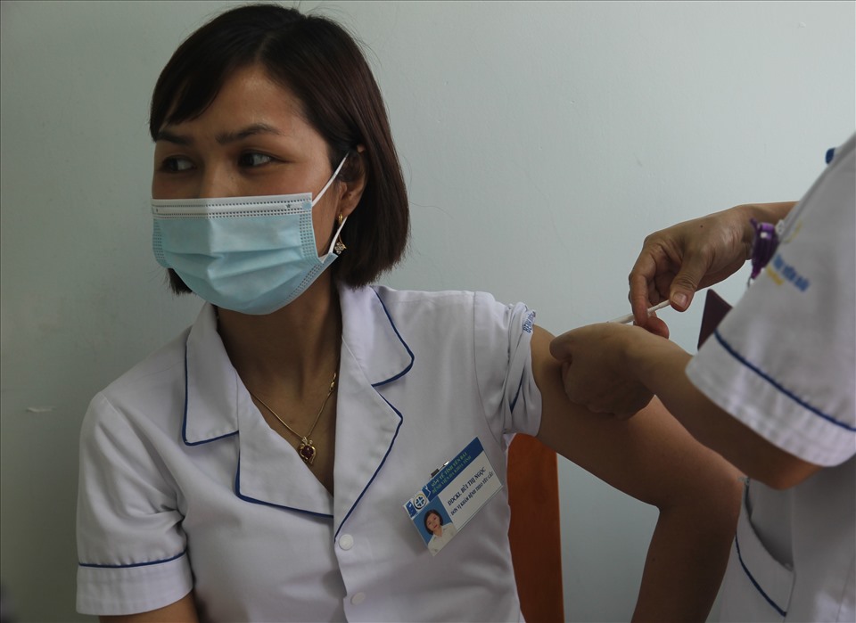 Các bước chuẩn bị và tiêm vaccine phòng COVID-19 cho nhân viên, bác sĩ BVĐK tỉnh.