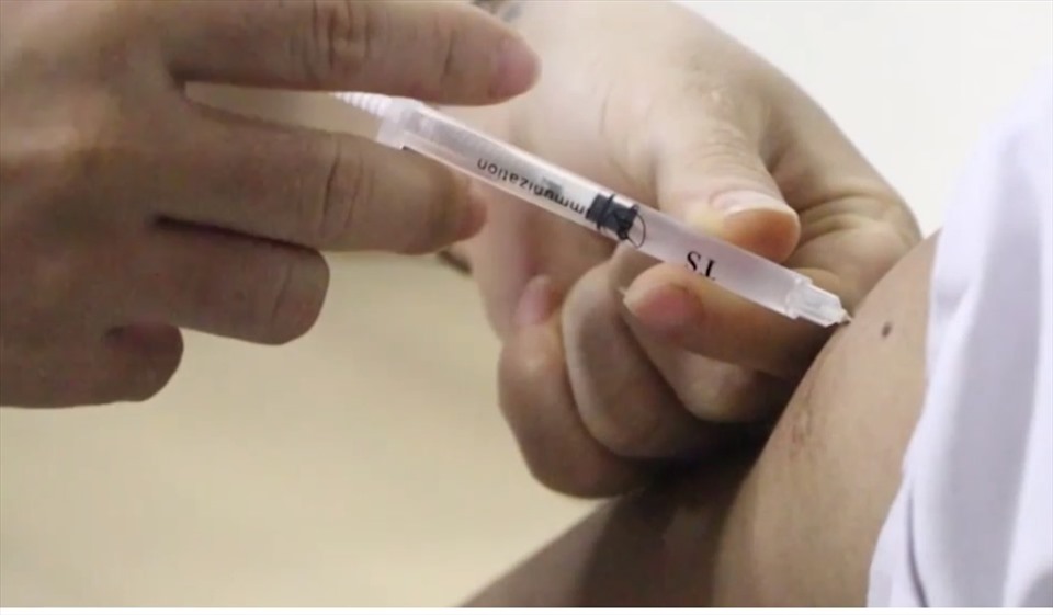 Các bước chuẩn bị và tiêm vaccine phòng COVID-19 cho nhân viên, bác sĩ BVĐK tỉnh.
