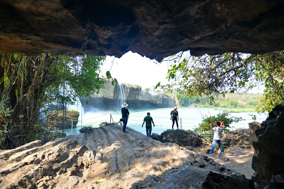Quần thể hang động, đá núi tạo nên một khu danh thắng thác Dray Nur tuyệt đẹp của Đăk Lăk. Ảnh: Thái Hoàng