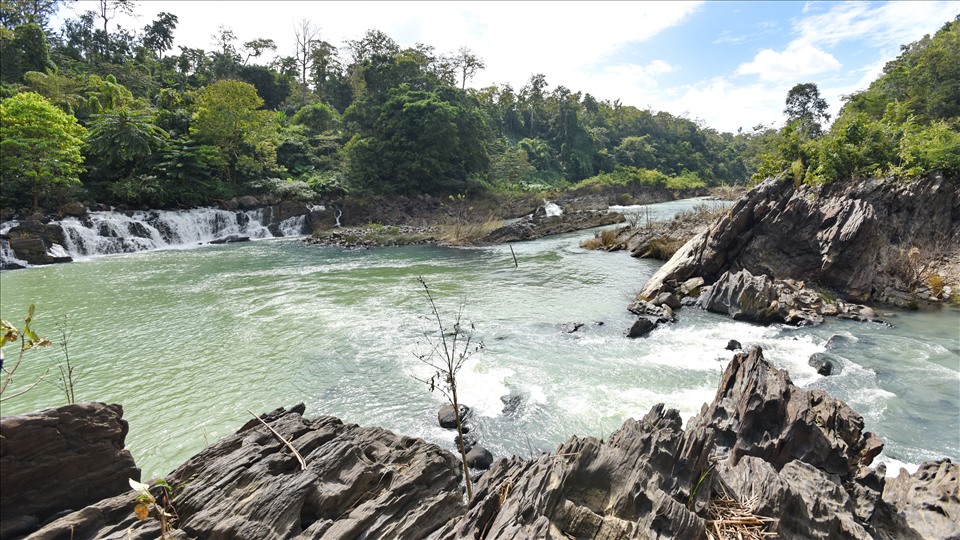 Khu danh thắng thác Gia Long - Trinh Nữ nổi tiếng trên dòng sông Krông Nô của Đăk Nông. Ảnh: Thái Hoàng