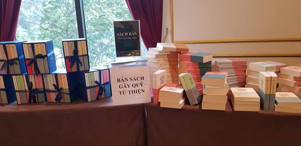 Một số cuốn trong tuyển tập của gia đình nhà văn Nguyễn Như Phong. Ảnh: NNL