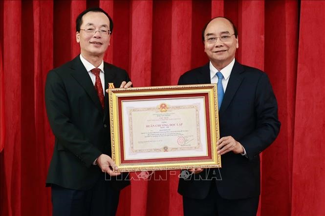 Chủ tịch Nước Nguyễn Xuân Phúc trao tặng Huân chương Độc lập hạng Nhì cho đồng chí Phạm Hồng Hà nguyên Bộ trưởng Bộ Xây dựng. Ảnh: Thống Nhất/TTXVN