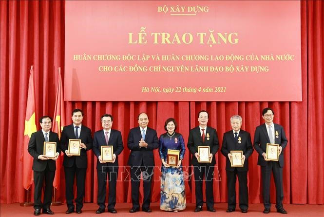 Chủ tịch Nước Nguyễn Xuân Phúc trao tặng chân dung Chủ tịch Hồ Chí Minh cho lãnh đạo và nguyên lãnh đạo Bộ Xây dựng. Ảnh: Thống Nhất/TTXVN