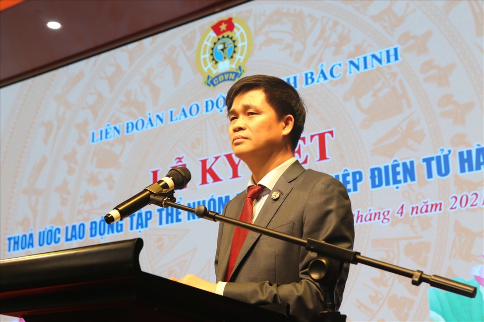 Ông Ngọ Duy Hiểu, Phó Chủ tịch Tổng Liên đoàn Lao động Việt Nam phát biểu tại lễ ký kết. Ảnh: Bảo Hân