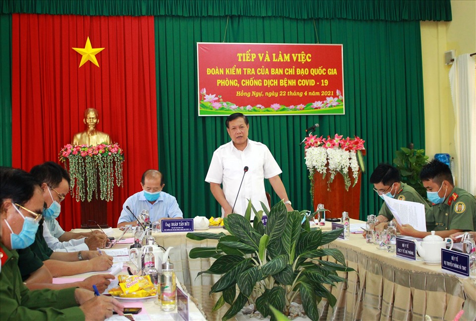 Thứ trưởng Bộ Y tế Đỗ Xuân Tuyên, Trưởng đoàn công tác Ban chỉ đạo Quốc gia phòng chống dịch COVID-19 phát biểu tại buổi làm việc với tỉnh Đồng Tháp. Ảnh: Phúc Lộc.