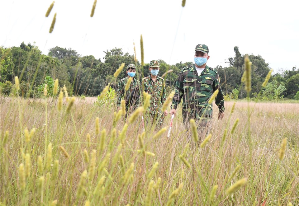 Bộ đội biên phòng Tây Ninh tuần tra ngăn nhập cảnh trái phép. Ảnh: Dương Bình