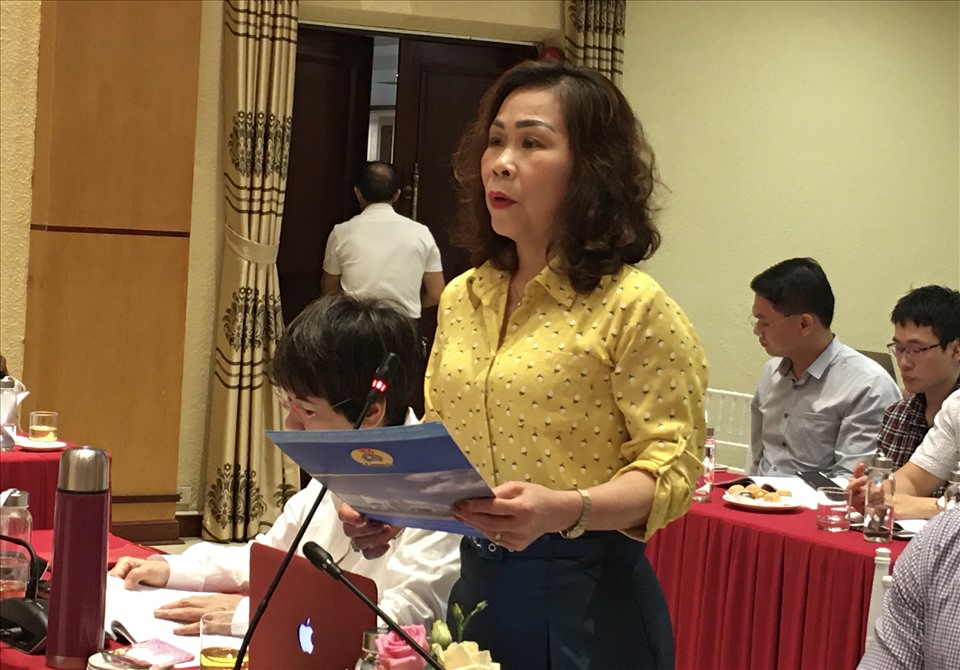 Bà Phan Thị Thu Hằng - Chủ tịch LĐLĐ quận Long Biên - trao đổi về vai trò của cán bộ Công đoàn trong  thương lượng, ký kết Thoả ước lao động tập thể. Ảnh: Hải Anh