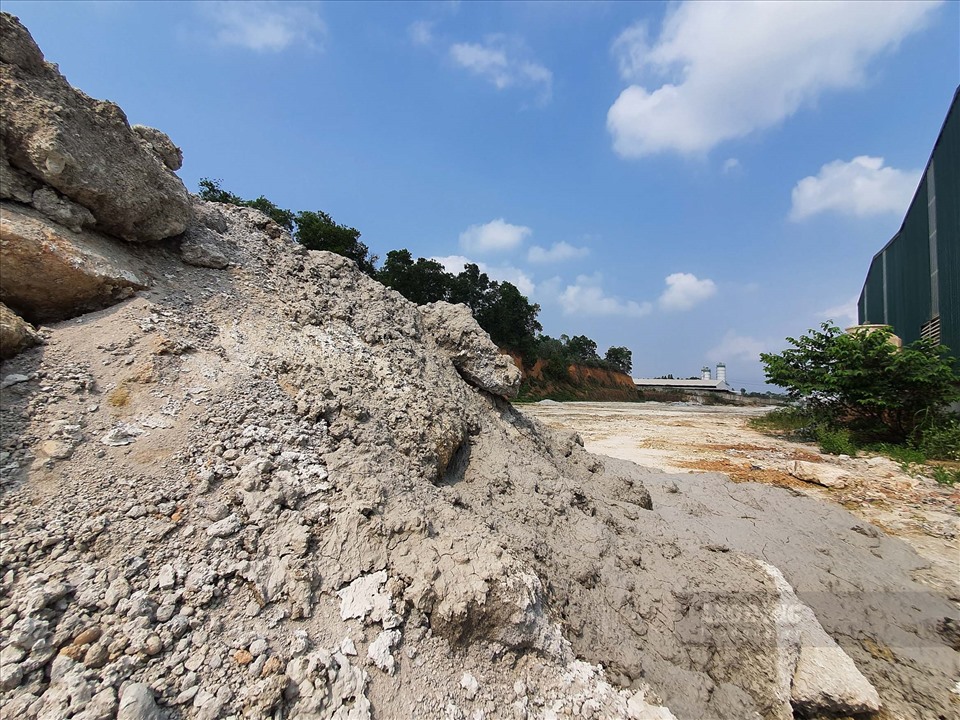 Công ty Việt Nhật ngang nhiên đổ bê tông thừa ra môi trường.