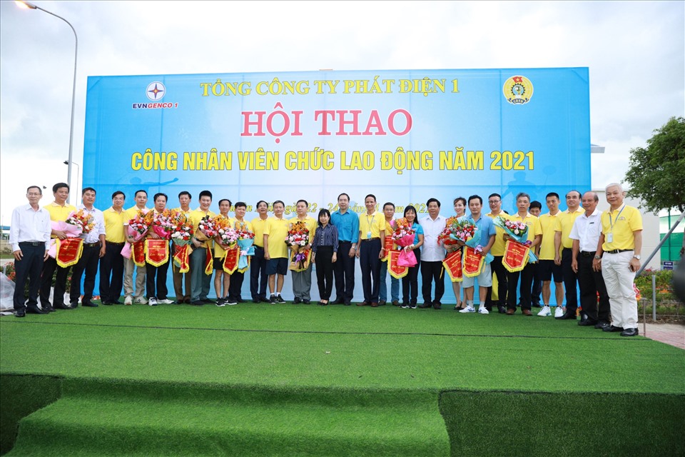 Lãnh đạo Công đoàn Điện lực Việt Nam và lãnh đạo Tổng Công ty tặng hoa chúc mừng các đoàn viên tham dự Hội thao. Ảnh: Minh Phương