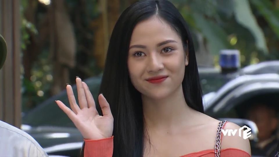 Việt Hoa bắt đầu được khán giả truyền hình biết đến qua vai Đào trong phim “Cô gái nhà người ta” và kế đến là “Những ngày không quên“.