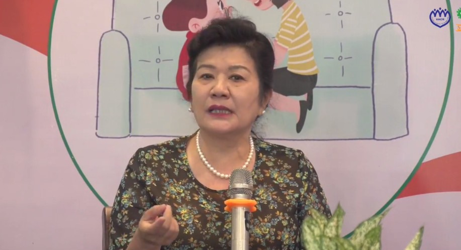 Bà Ninh Thị Hồng - Phó Chủ tịch Hội Bảo vệ Quyền trẻ em. Ảnh: Lương Hạnh.