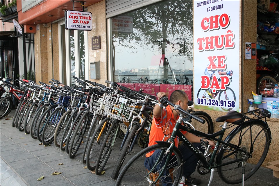 Cửa hàng anh Nguyễn Anh Hải hiện có hơn 100 chiếc xe phục vụ nhu cầu của khách hàng. Ảnh: KA