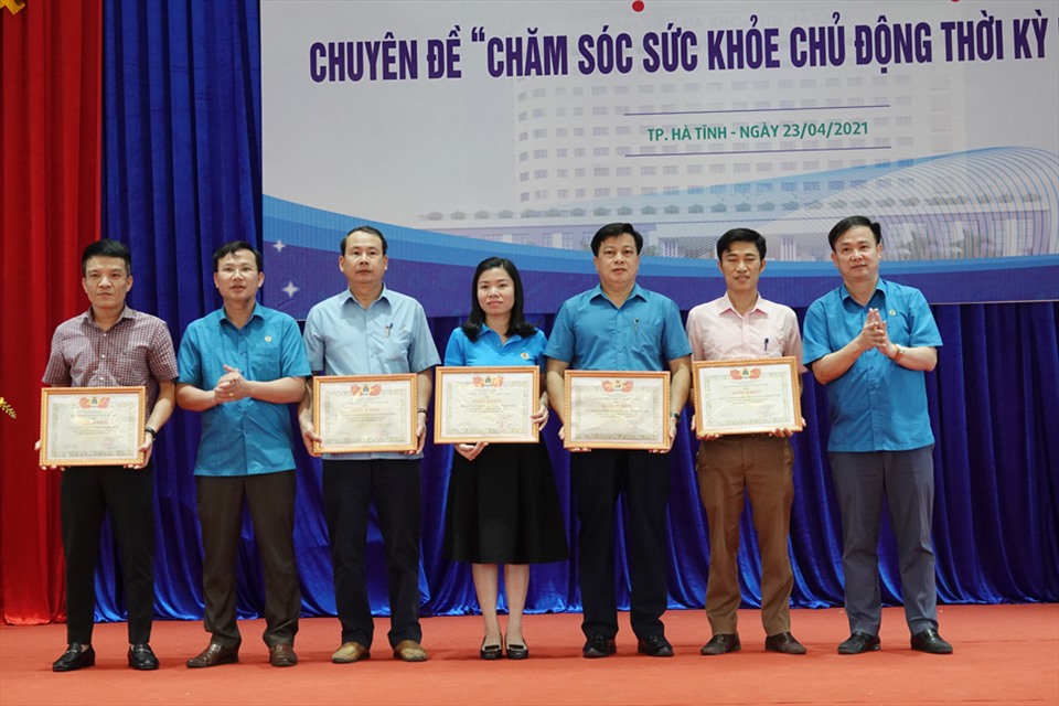 Công đoàn Viên chức Hà Tĩnh trao giấy khen cho 5 công đoàn cơ sở trực thuộc đạt kết quả cao trong việc tham gia “75.000 sáng kiến, vượt khó” do Tổng LĐLĐVN phát động. Ảnh: TT.