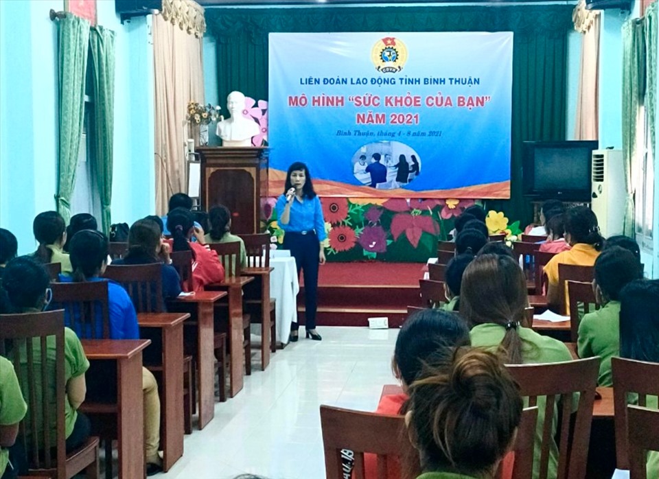 Bà Đặng Thị Thanh Hoa, phó Chủ tịch LĐLĐ tỉnh phát biểu chỉ đạo trong quá trình triển khai thực hiện mô hình “Sức khỏe của bạn” năm 2021. Ảnh: Hoa Phượng