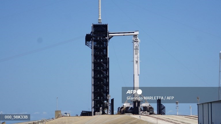 Hình ảnh khác của Falcon 9 và Crew Dragon tại bệ phóng 39A trong sứ mệnh Crew-2. Ảnh: AFP