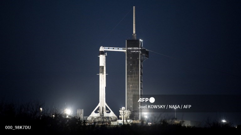 Hình ảnh khác của Falcon 9 và Crew Dragon. Ảnh: AFP
