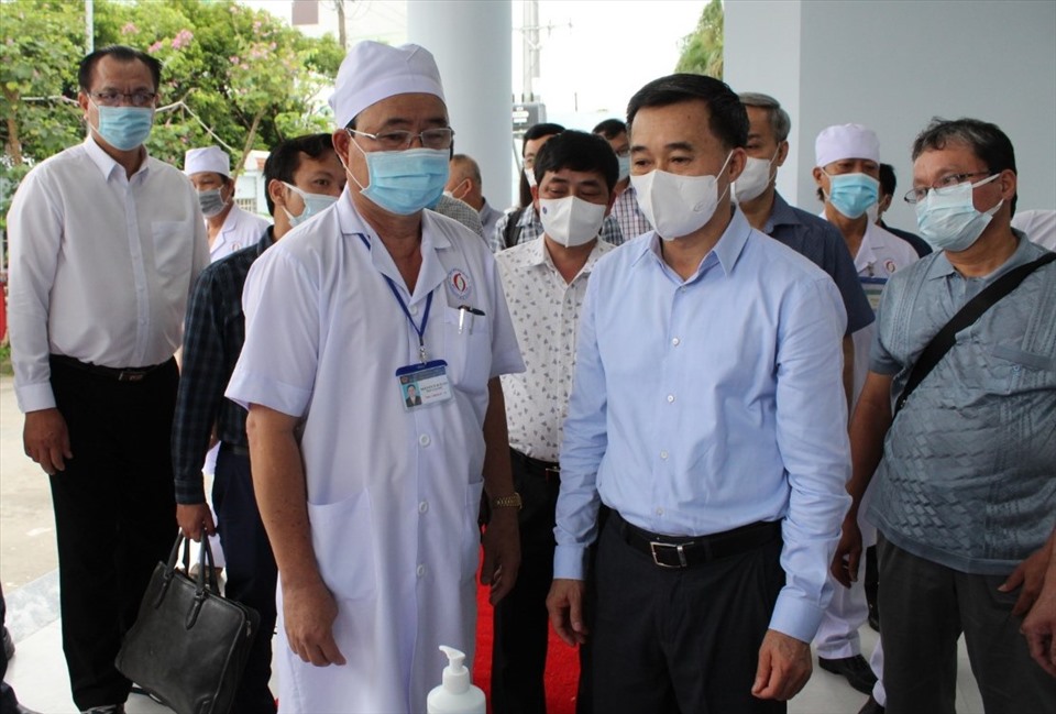 Thứ trưởng Bộ Y tế kiểm tra công tác phòng dịch COVID-19 tại Bệnh viện đa khoa tỉnh Bạc Liêu. Ảnh: Nhật Hồ