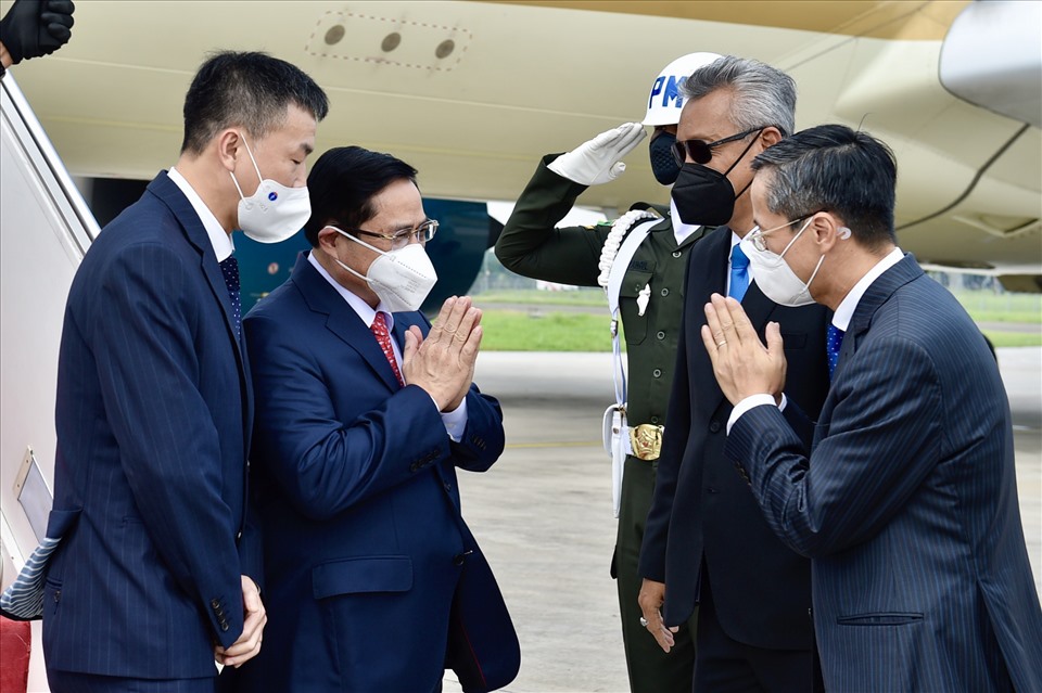 Đón đoàn tại sân bay có đại diện Bộ Ngoại giao Indonesia; Đại sứ Việt Nam tại Indonesia Phạm Vinh Quang; Đại sứ, Trưởng phái đoàn đại diện Việt Nam tại ASEAN Nguyễn Hải Bằng. Ảnh: VGP