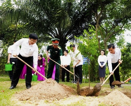 Các đại biểu trồng cây lưu niệm tại núi Chung mô phỏng thuộc khuôn viên Quảng trường Hồ Chí Minh và Tượng đài Bác Hồ. Ảnh: Nguyễn Hà