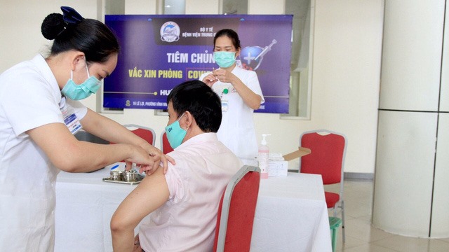 GS Phạm Như Hiệp - Giám đốc Bệnh viện Trung ương Huế là người tiêm mũi vaccine phòng COVID-19 đầu tiên. Ảnh: BV.