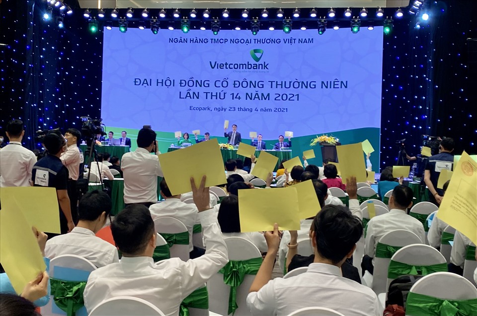 Cổ đông giơ thẻ biểu quyết tại ĐHCĐ Vietcombank ngày 23.4.2021. Ảnh Lan Hương