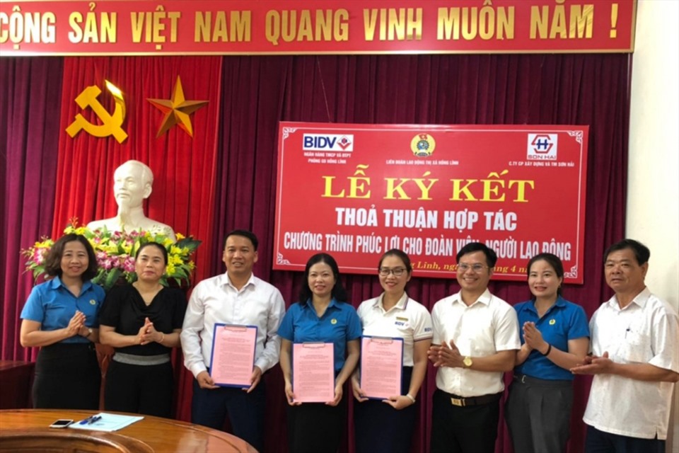 Ký kết hợp tác với Ngân hàng BIDV chi nhánh Hà Tĩnh - Phòng giao dịch Hồng Lĩnh và Công ty Cổ phần xây dựng & Dịch vụ thương mại Sơn Hải. Ảnh: CĐ.