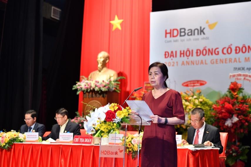 Bà Lê Thị Băng Tâm - Chủ tịch HĐQT trình bày Báo cáo hoạt động năm 2020 và Định hướng hoạt động năm 2021 của Hội đồng quản trị. Ảnh: HDBank