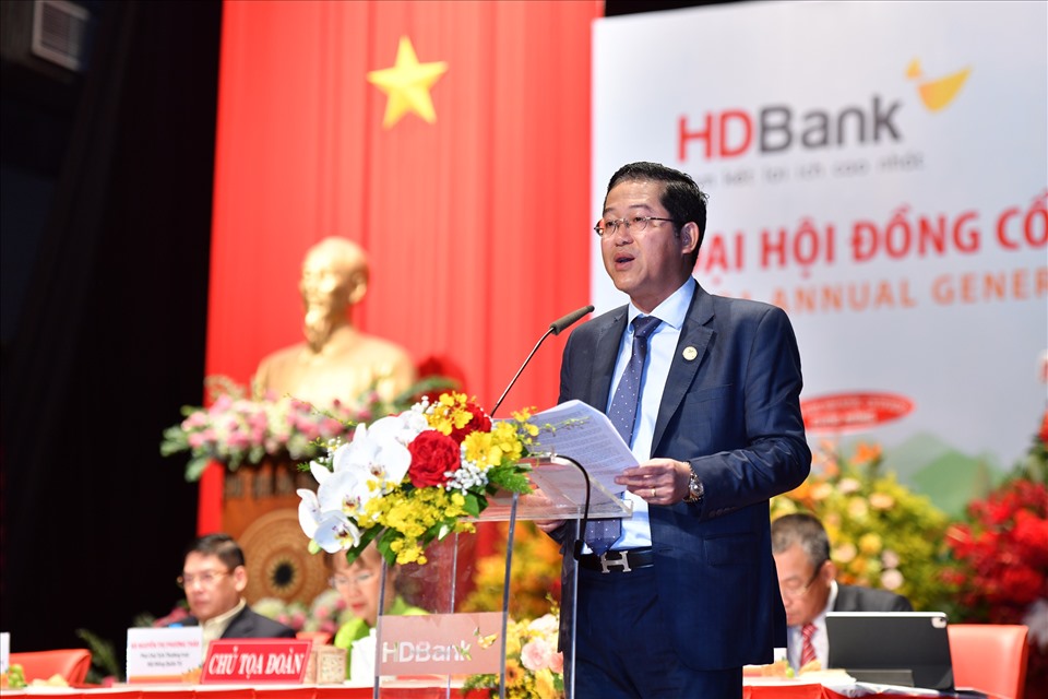 Ông Phạm Quốc Thanh - Tổng Giám đốc HDBank trình bày báo cáo kết quả hoạt động kinh doanh năm 2020 và kế hoạch Kinh doanh năm 2021 của Tổng Giám đốc. Ảnh: HDBank