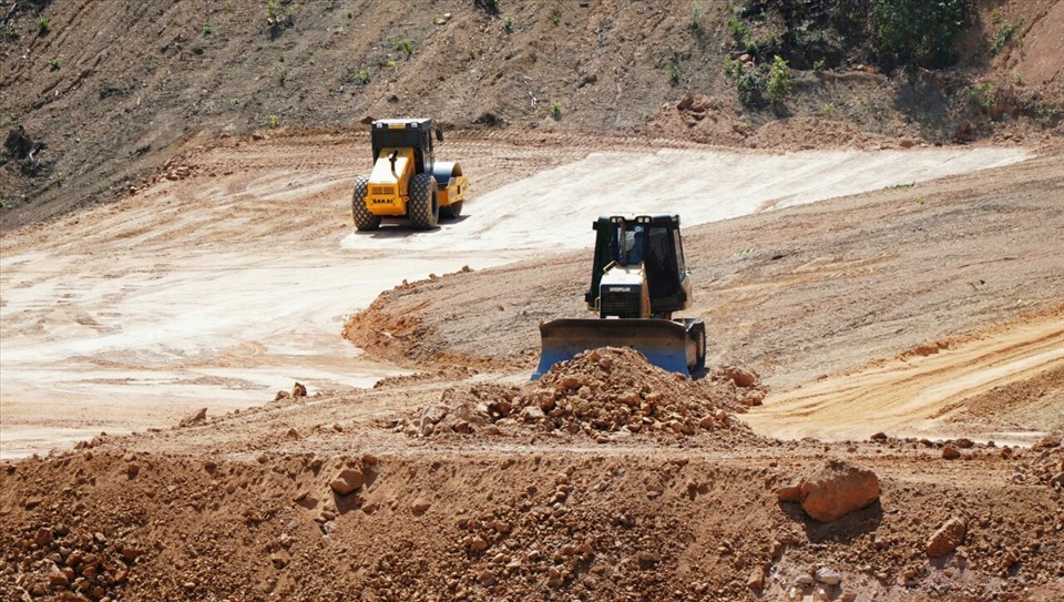 UBND tỉnh Thừa Thiên Huế đã yêu cầu nâng công suất khai thác mỏ, rút ngắn thời gian công tác đấu thầu nhằm đảm bảo nguồn cung đất. Ảnh: HN.