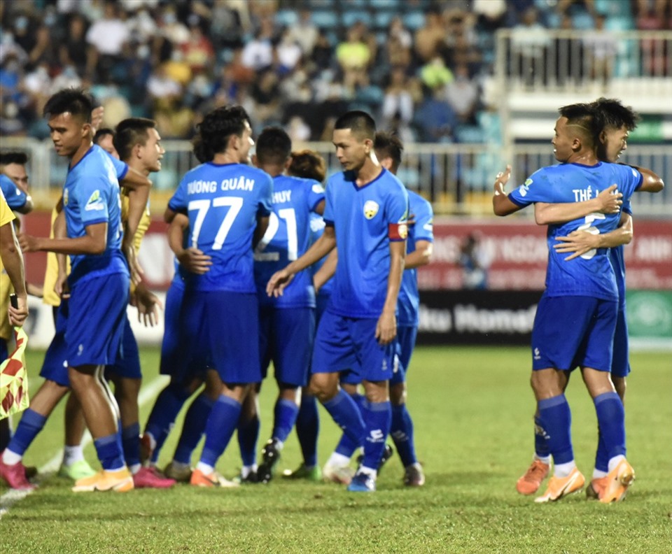 An Giang tạo nên cú sốc lớn trên sân An Giang khi vươn lên dẫn trước đội chủ nhà Hoàng Anh Gia Lai.