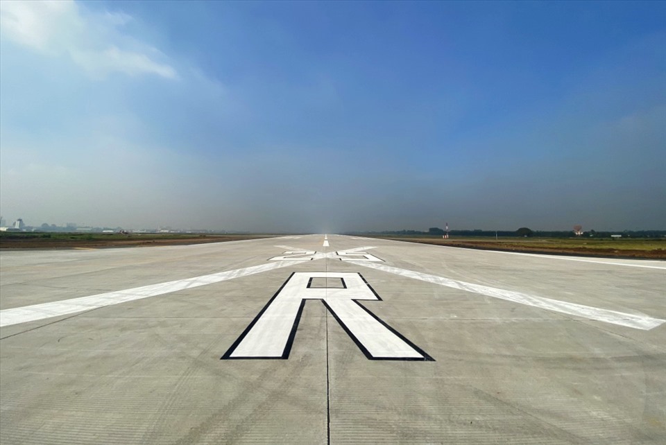 Đường cất hạ cánh 25R/07L sân bay Tân Sơn Nhất hồi tháng 1.2021 sau khi được cải tạo, nâng cấp.  Ảnh: Minh Quân