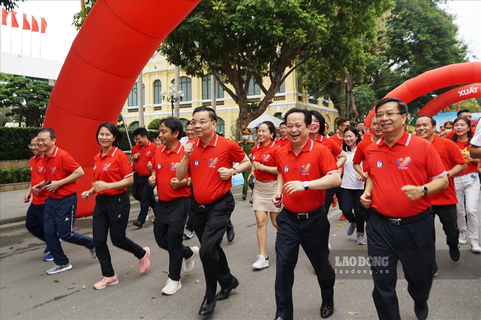 Ông Chu Ngọc Anh tham gia chạy cùng nhân dân Thủ đô Hà Nội.