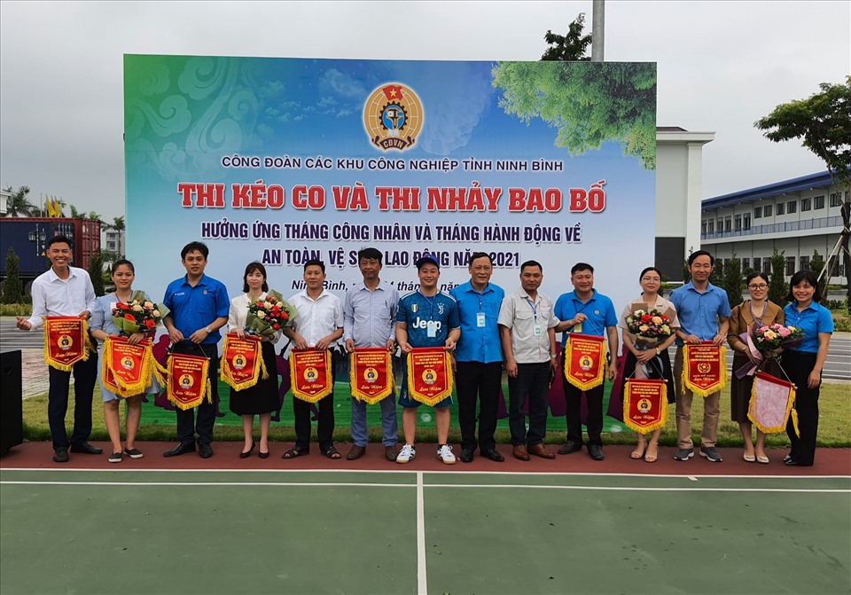 CĐ các KCN tỉnh Ninh Bình tổ chức các hoạt động thể thao. Ảnh: NT
