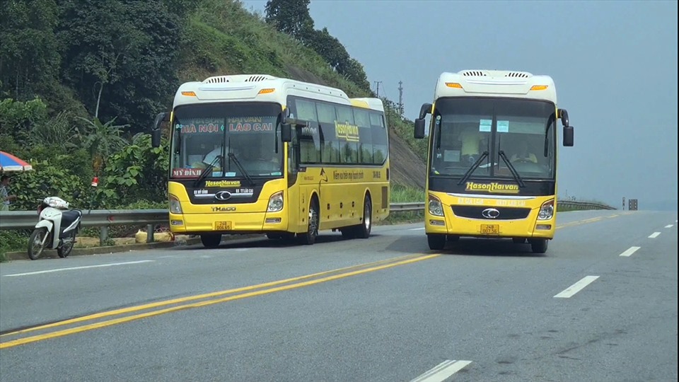 Hai chiếc xe Hà Sơn - Hải Vân dừng đón khách ngay trên đường cao tốc rồi ngang nhiên lấn làn. Ảnh: Lê Anh.
